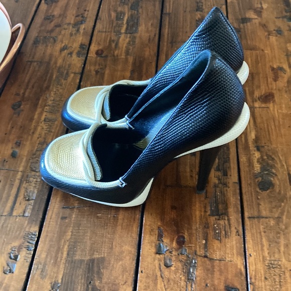 Fendi Heels, Size 38 runs a little small (Will fit size 7.5 or 7) - Picture 2 of 5